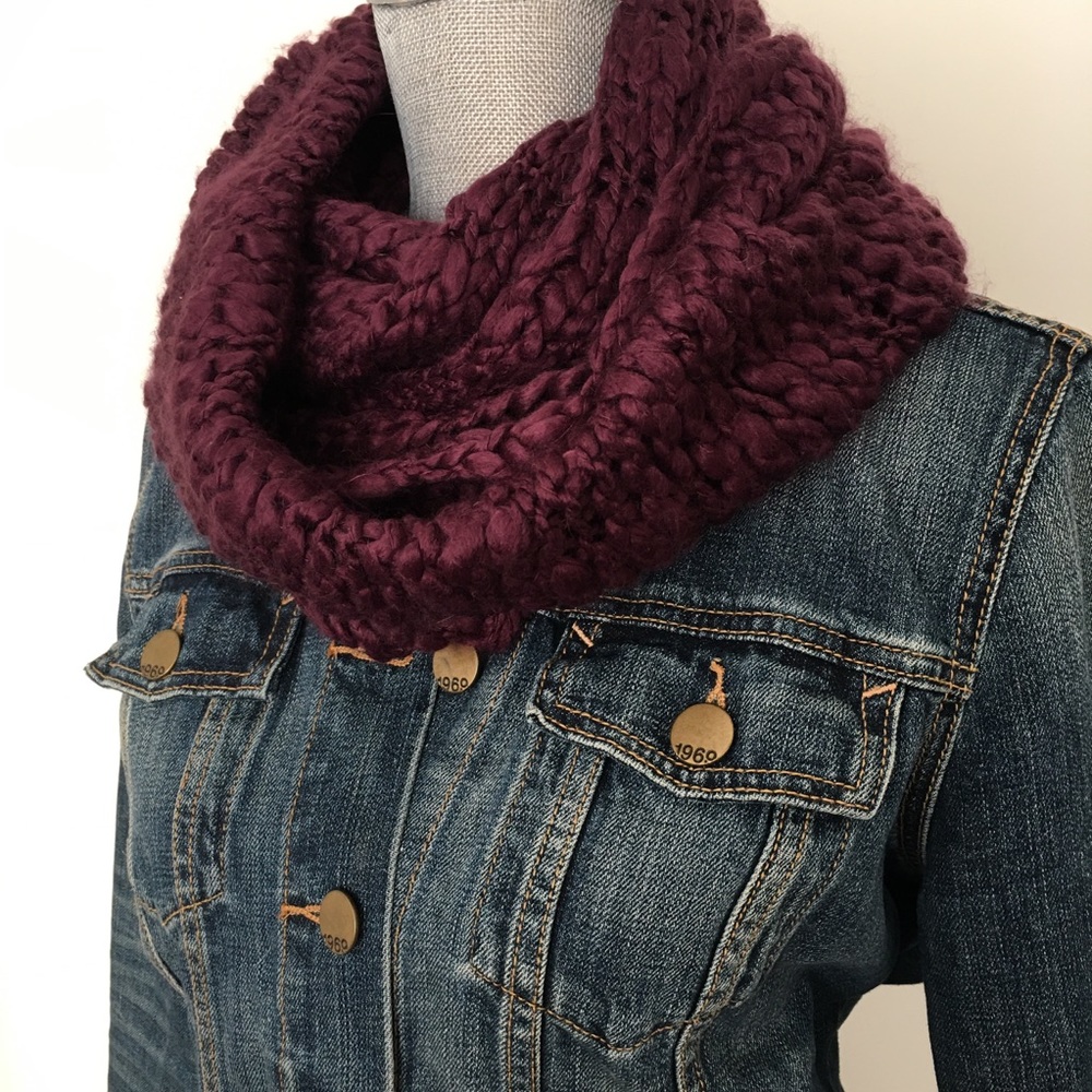 NWT H&M Burgundy Nubby Yarn Infinity Knit Snood Scarf, 24" x 15" ♥️